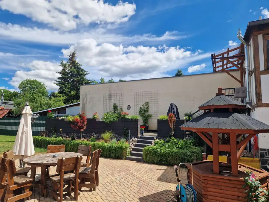 Fertige Terrasse mit Treppe, Sitzgruppe und Beleuchtung